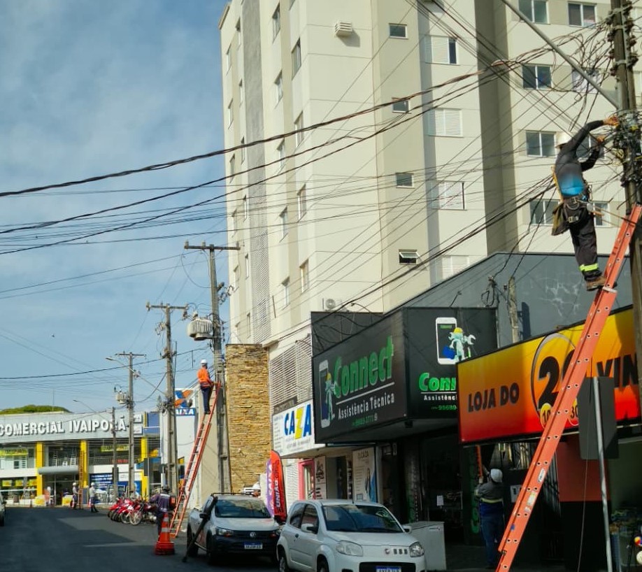 Ivaiporã retira mais de 360 kg de cabos irregulares em operação de limpeza urbana