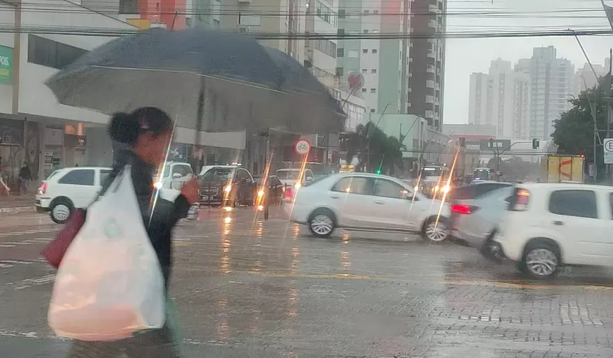 Maringá pode receber mais de 50mm de chuva neste sábado com chegada de frente fria