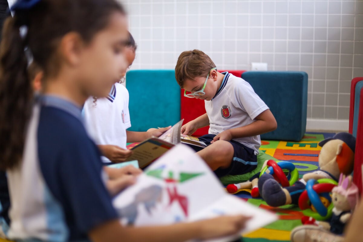 Maringá promove drive-thru de arrecadação de livros para escola municipal