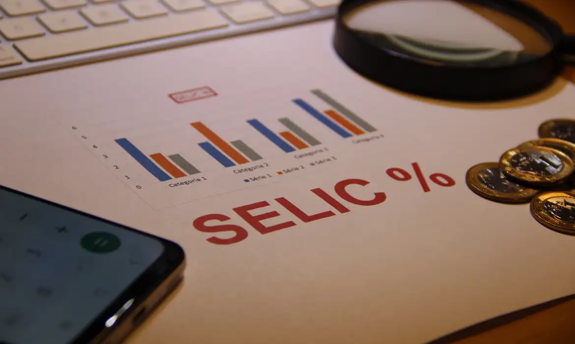 Mercado Financeiro Reduz Projeção da Selic para 13,50% em 2026