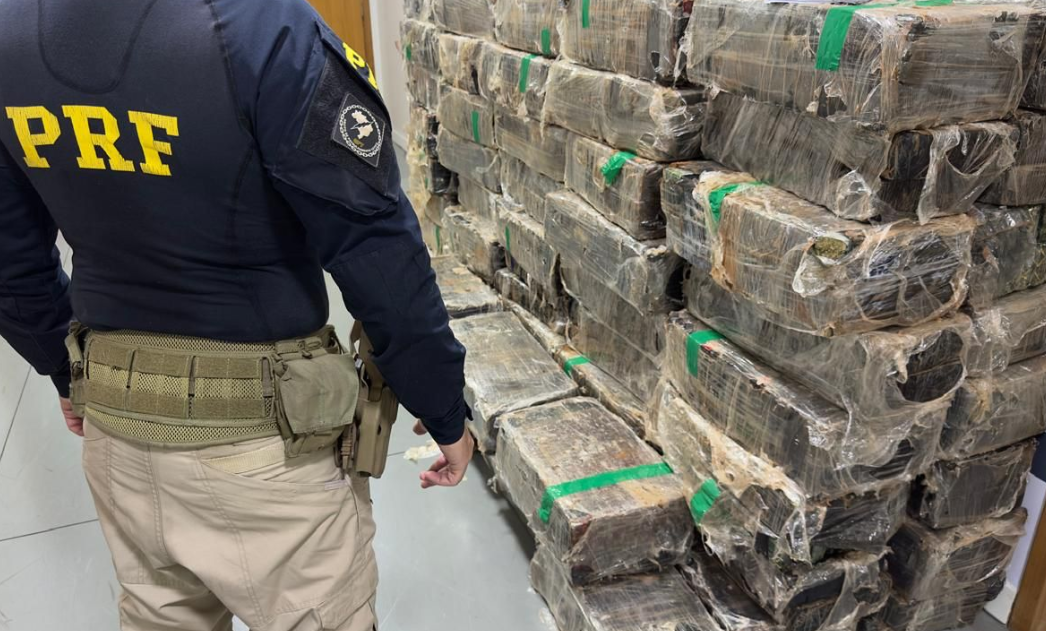 PRF apreende quase 2 toneladas de maconha em caminhão na BR-369 em Cambé