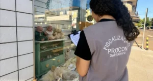 Procon Sarandi promove ação para exigir preços visíveis nas vitrines do comércio