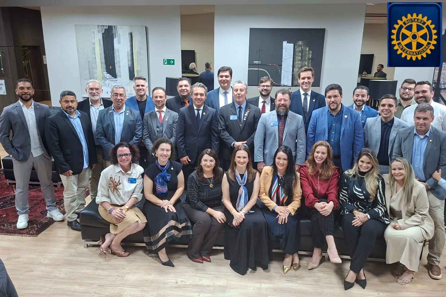 Rotary Club de Maringá-ACIM recebe governador e amplia quadro com novos integrantes
