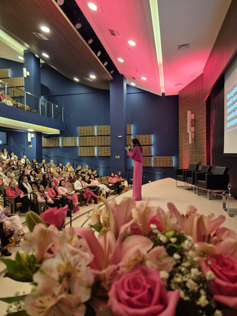 Sophia Martins apresenta experiências no mercado imobiliário em conferência estadual em Curitiba