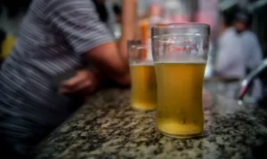 Tabaco e álcool aumentam risco de cegueira, alerta comunidade médica