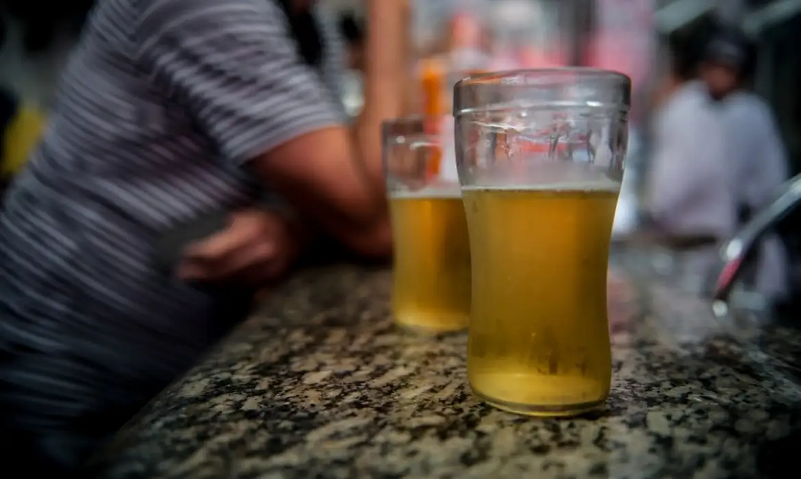 Tabaco e álcool aumentam risco de cegueira, alerta comunidade médica