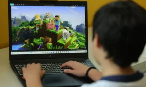 Uso excessivo de telas prejudica visão infantil e causa ressecamento ocular
