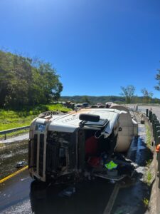 Acidente com bitrem causa vazamento de óleo vegetal na BR-376 em Mauá da Serra