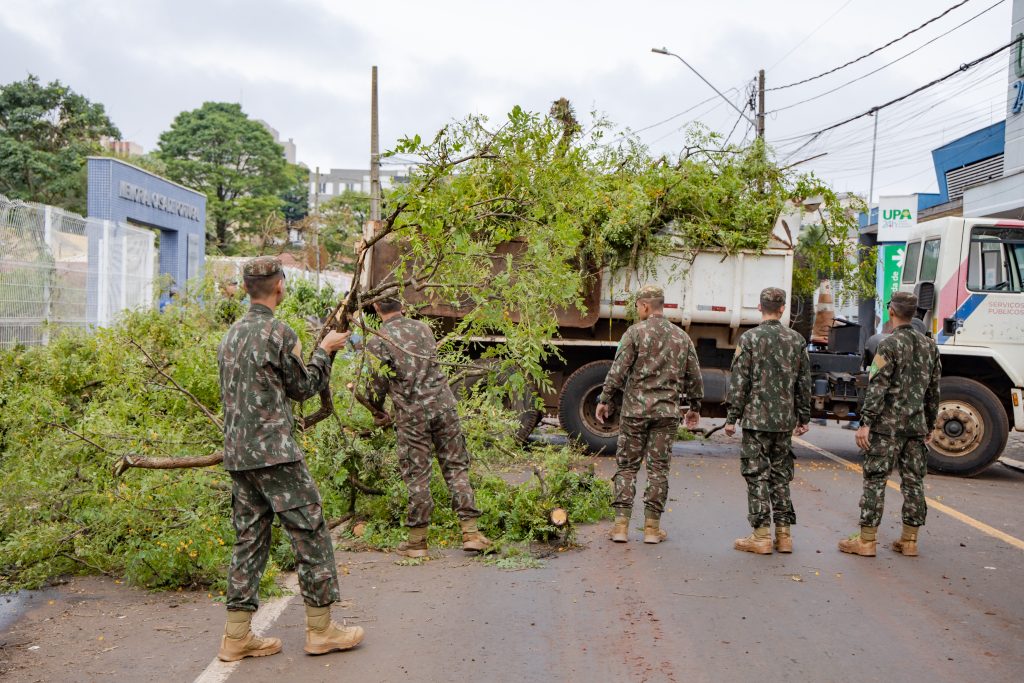 Apucarana intensifica limpeza com apoio do Exército após temporal destruidor
