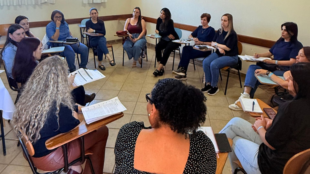 Arapongas discute diretrizes educacionais em plenária municipal