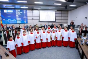 Arautos do Evangelho levam apresentação musical ao plenário da Câmara de Maringá