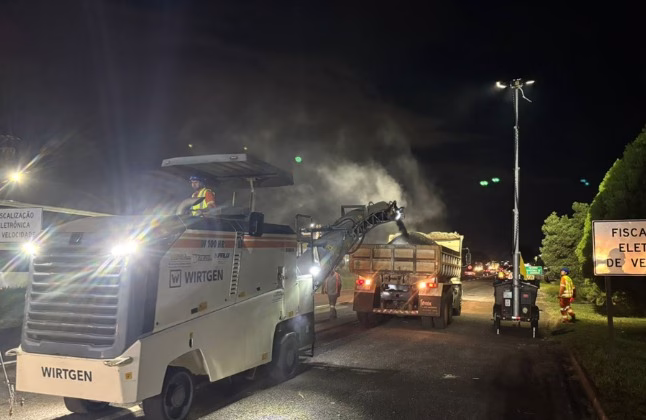 BR-376 recebe obras de pavimentação em horário noturno entre cidades do Norte