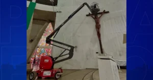 Catedral de Maringá realiza manutenção preventiva na Cruz do Altar