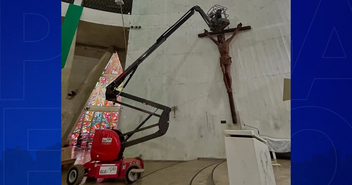 Catedral de Maringá realiza manutenção preventiva na Cruz do Altar