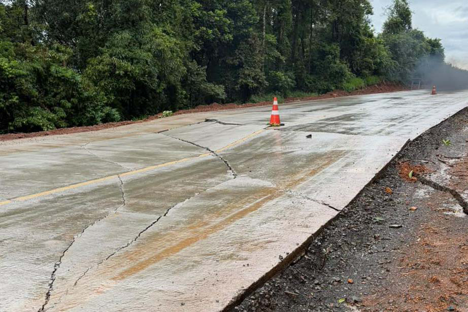 Chuvas causam danos na PR-460 em Pitanga; DER/PR interdita via e implanta pare e siga