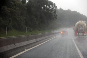 Chuvas causam interdições e deslizamentos em rodovias paranaenses