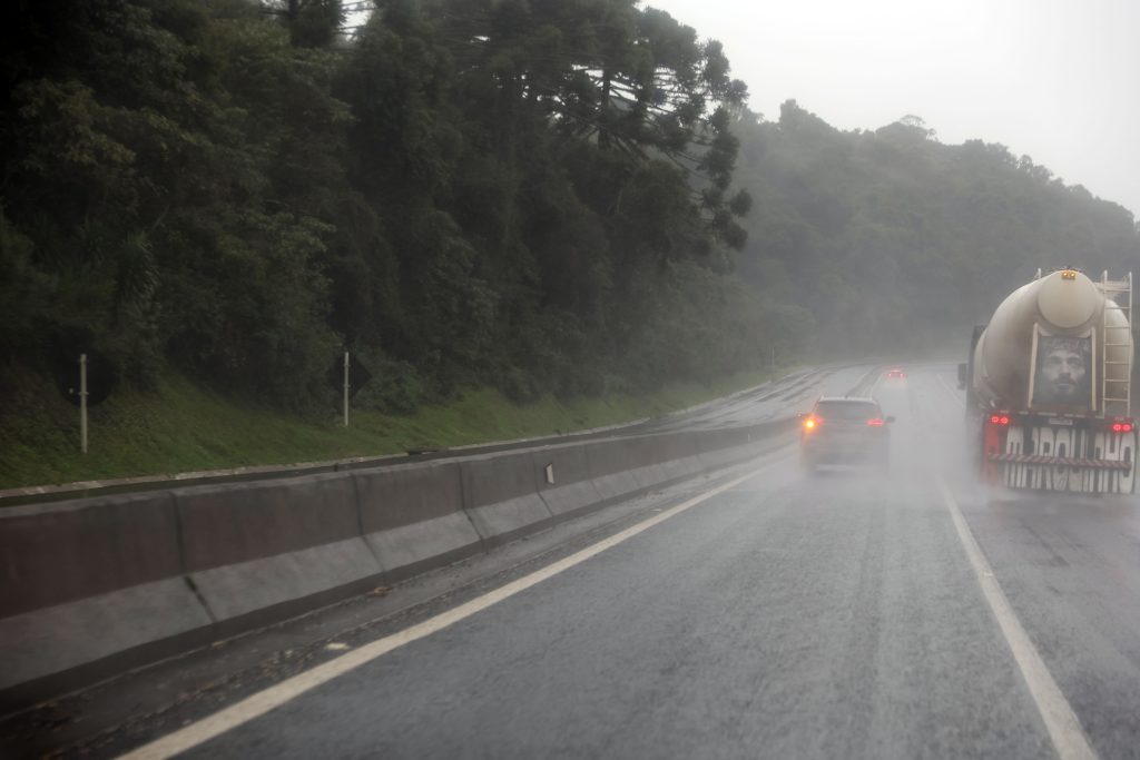 Chuvas causam interdições e deslizamentos em rodovias paranaenses