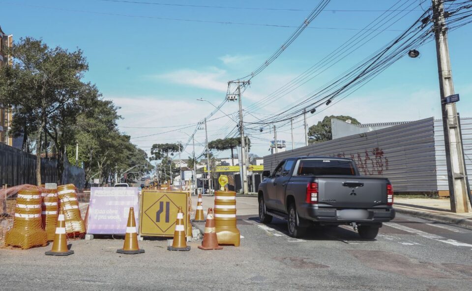 Circulação restrita na Rua Pedro Collere em Curitiba segunda-feira