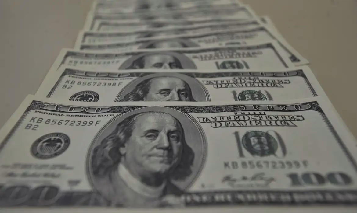 Dólar recua para patamares inferiores a R$ 5 após eleições; entenda os impactos