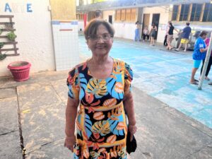 Eleitora com 83 anos participa de votação e reafirma valor do direito democrático
