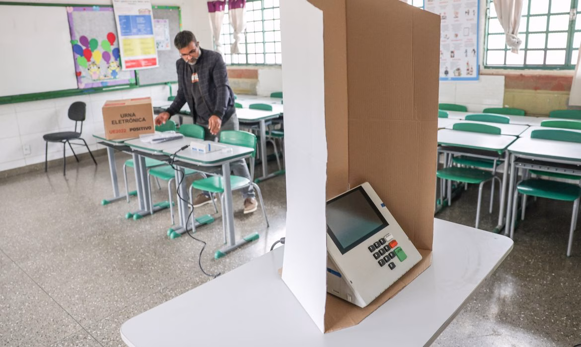Eleitora consome 17 minutos para completar votação no Colégio Estadual Unidade Polo