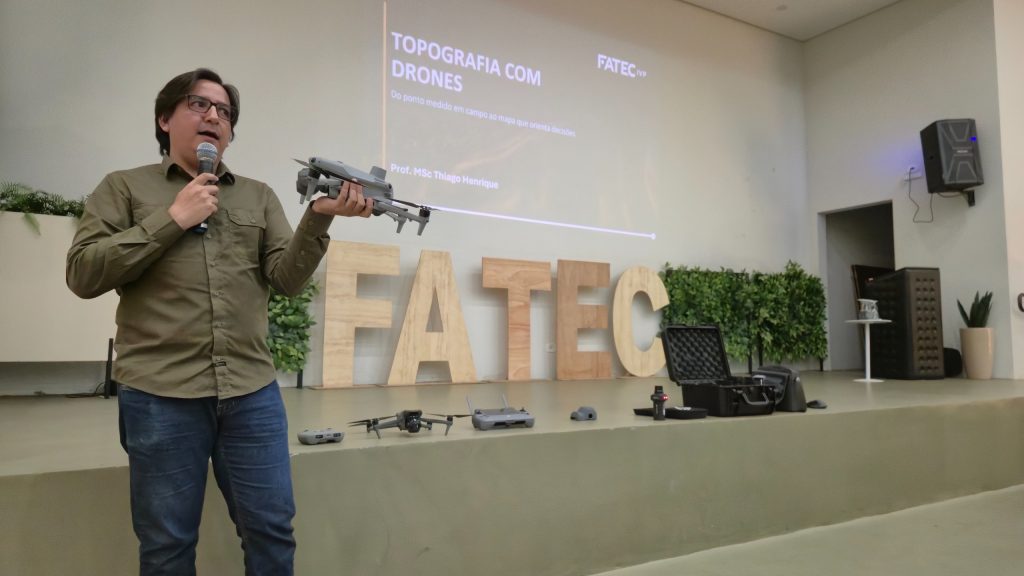 Fatec Ivaiporã capacita alunos sobre drones na topografia durante semana acadêmica
