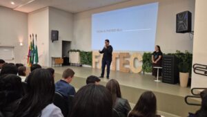 Fatec Ivaiporã recebe visita de estudantes de Nova Tebas para conhecer cursos