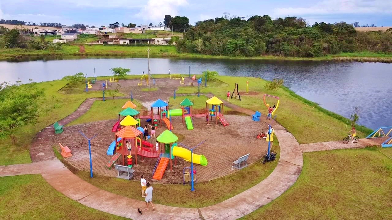 Faxinal entrega parque infantil no Lago Saracura com melhorias em estruturas
