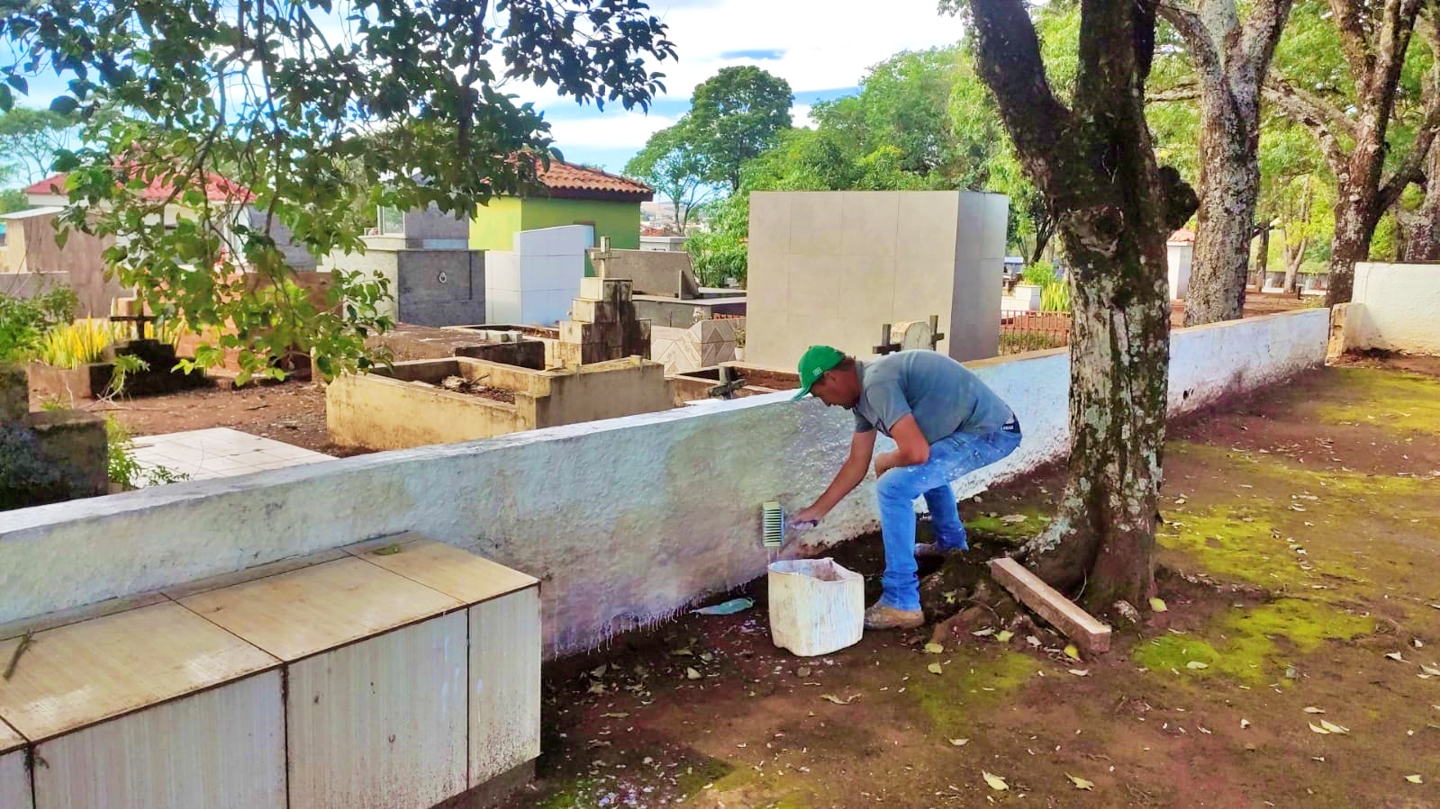 Faxinal intensifica limpeza e manutenção de cemitério antes de Finados