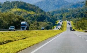 Finados: rodovias do Paraná devem registrar 25% mais movimento; confira previsão