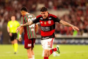 Flamengo bate Fluminense e segue na ponta com Carrascal decisivo