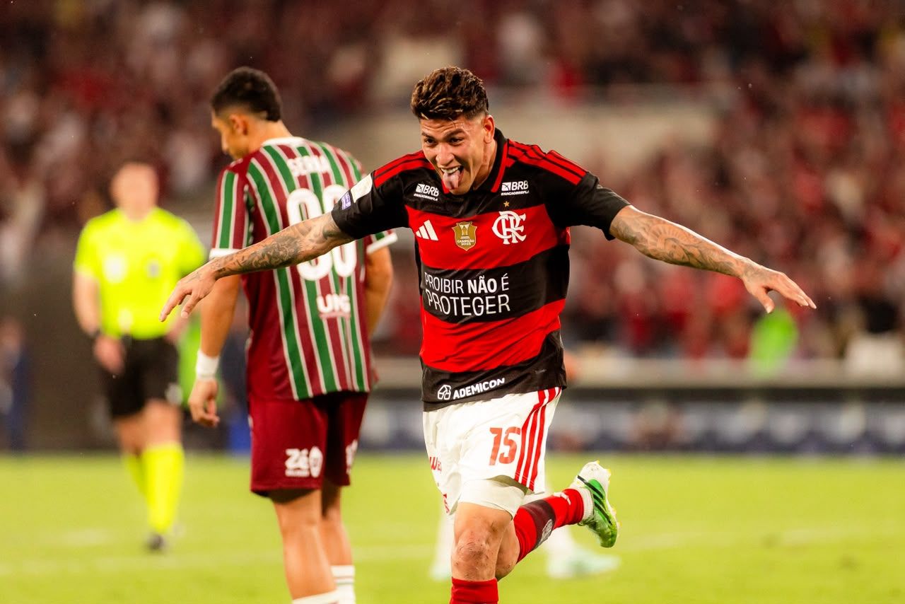 Flamengo bate Fluminense e segue na ponta com Carrascal decisivo