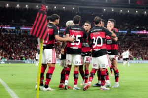 Flamengo supera Atlético-MG com pênalti nos últimos momentos e mantém liderança
