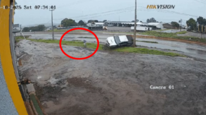 Homem escapa ileso após caminhonete capotar sobre bicicleta no oeste do Paraná