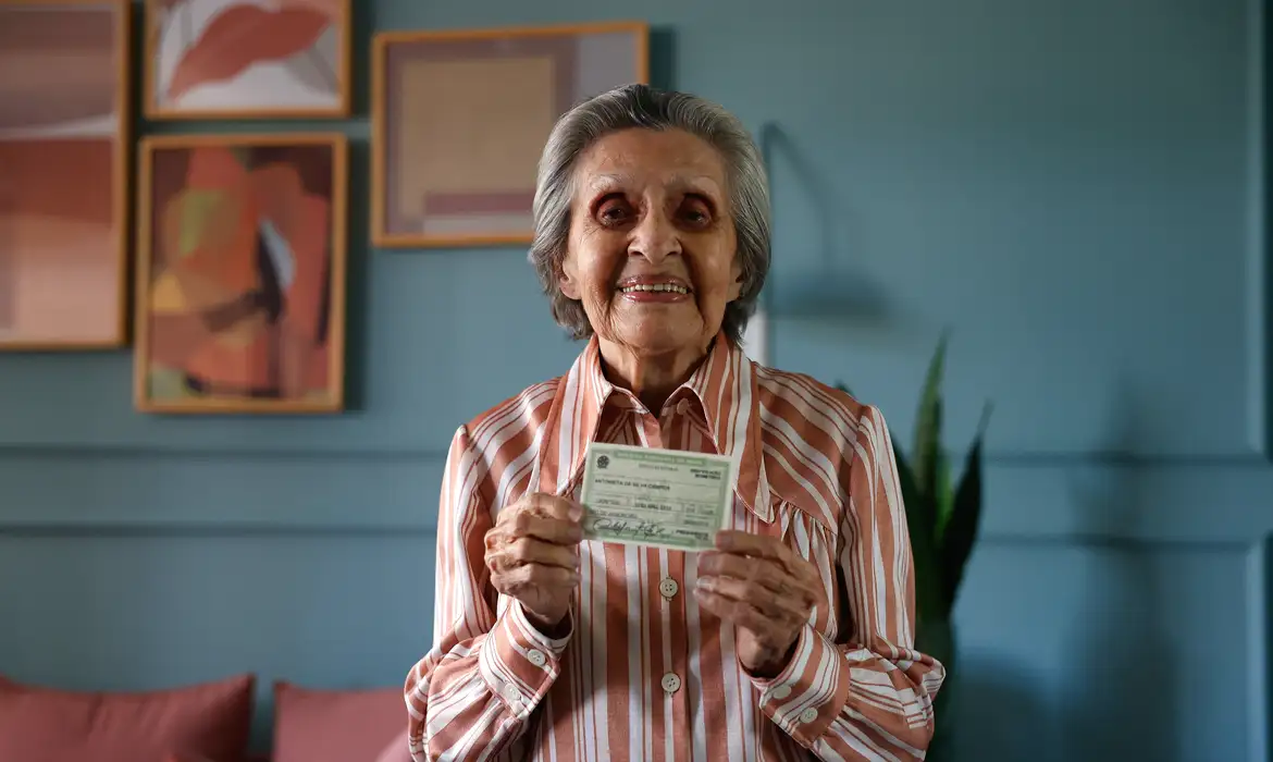Idosos votam mais: abstenção entre maiores de 70 anos cai quase 10 pontos
