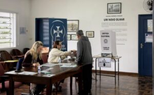 Lar de Idosos em Curitiba Disponibiliza Urna Eletrônica para Moradores Votarem