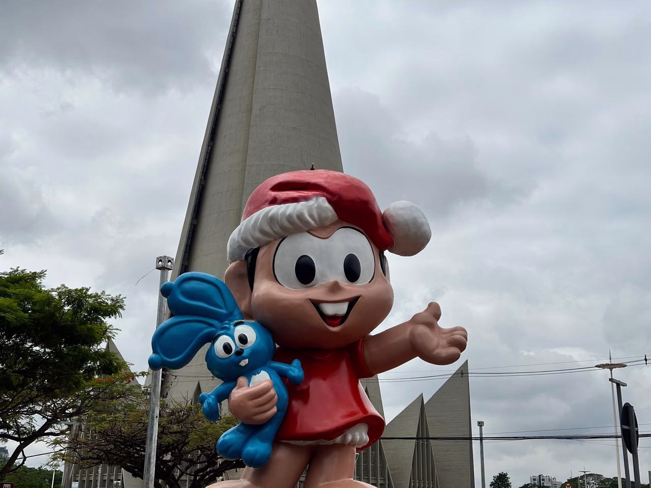 Maringá Encantada recebe toque final em decorações para temporada festiva