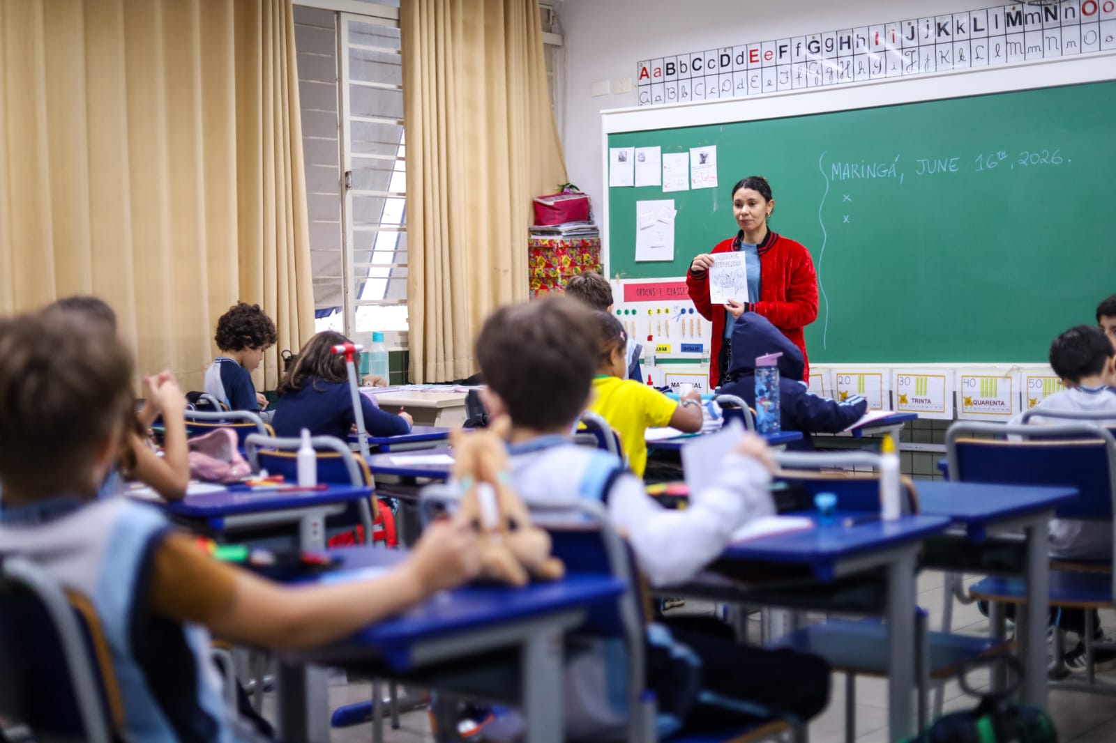 Maringá implementa novo plano e reajusta salários de 4,5 mil educadores