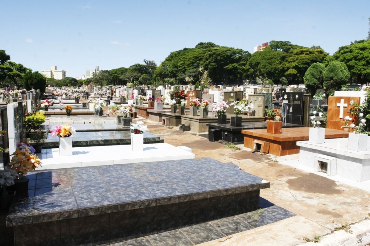 Maringá vai reaver mais de 500 túmulos abandonados no Cemitério Municipal