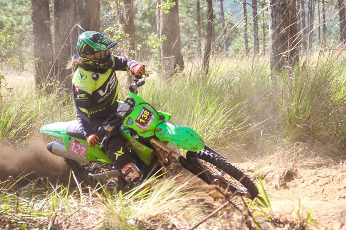 Maringaense faz história como primeira mulher do Brasil em competição de moto climb nos EUA