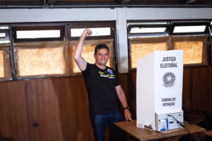 Moro comparece às urnas em Curitiba e oferece apoio aos atingidos por temporais
