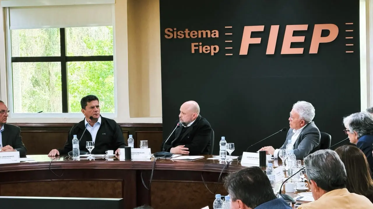 Moro ressalta papel essencial da indústria em encontro com liderança da Fiep