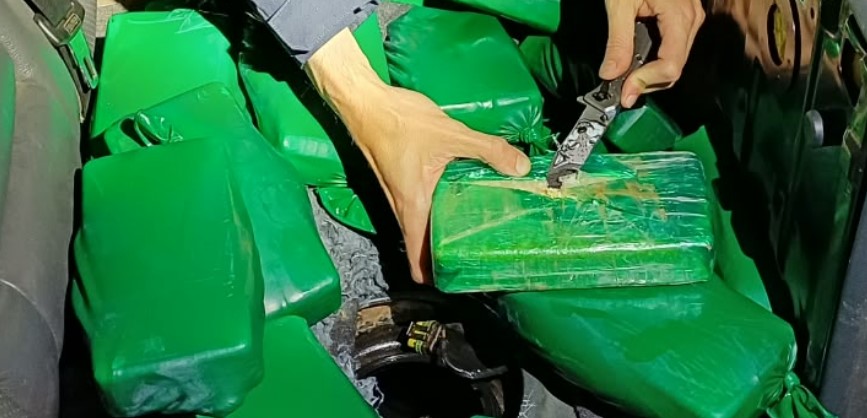 Motorista é detido com droga após mudança repentina de faixa em rodovia do Paraná
