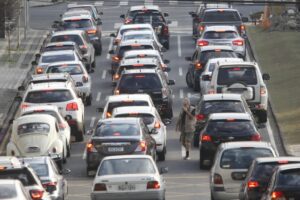 Paraná bate recorde com 9,5 milhões de veículos; IPVA reduzido e elétricos disparam