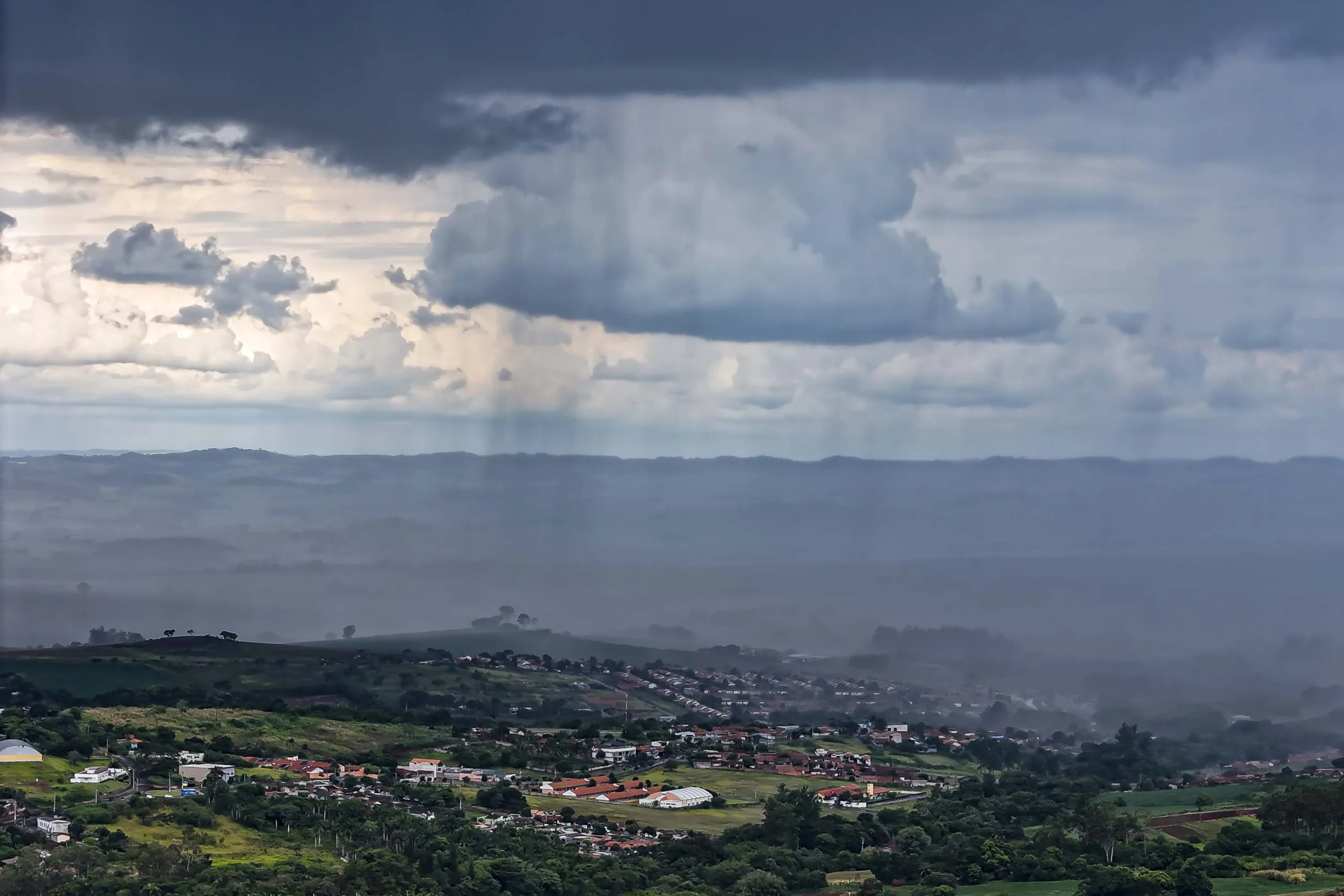 Paraná registra chuvas acumuladas que superam média mensal em 16 cidades