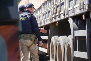 PRF flagra irregularidades em mais de metade dos caminhões na Operação Serra Segura