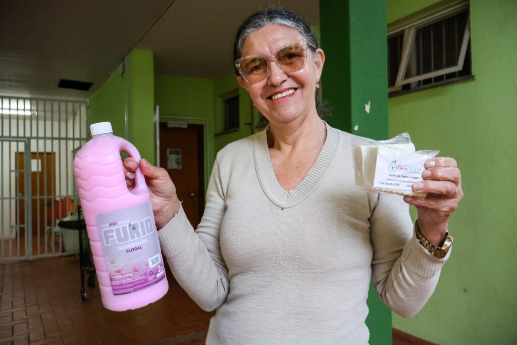 Programa de Sustentabilidade Recicla CSU troca óleo usado por produtos de limpeza