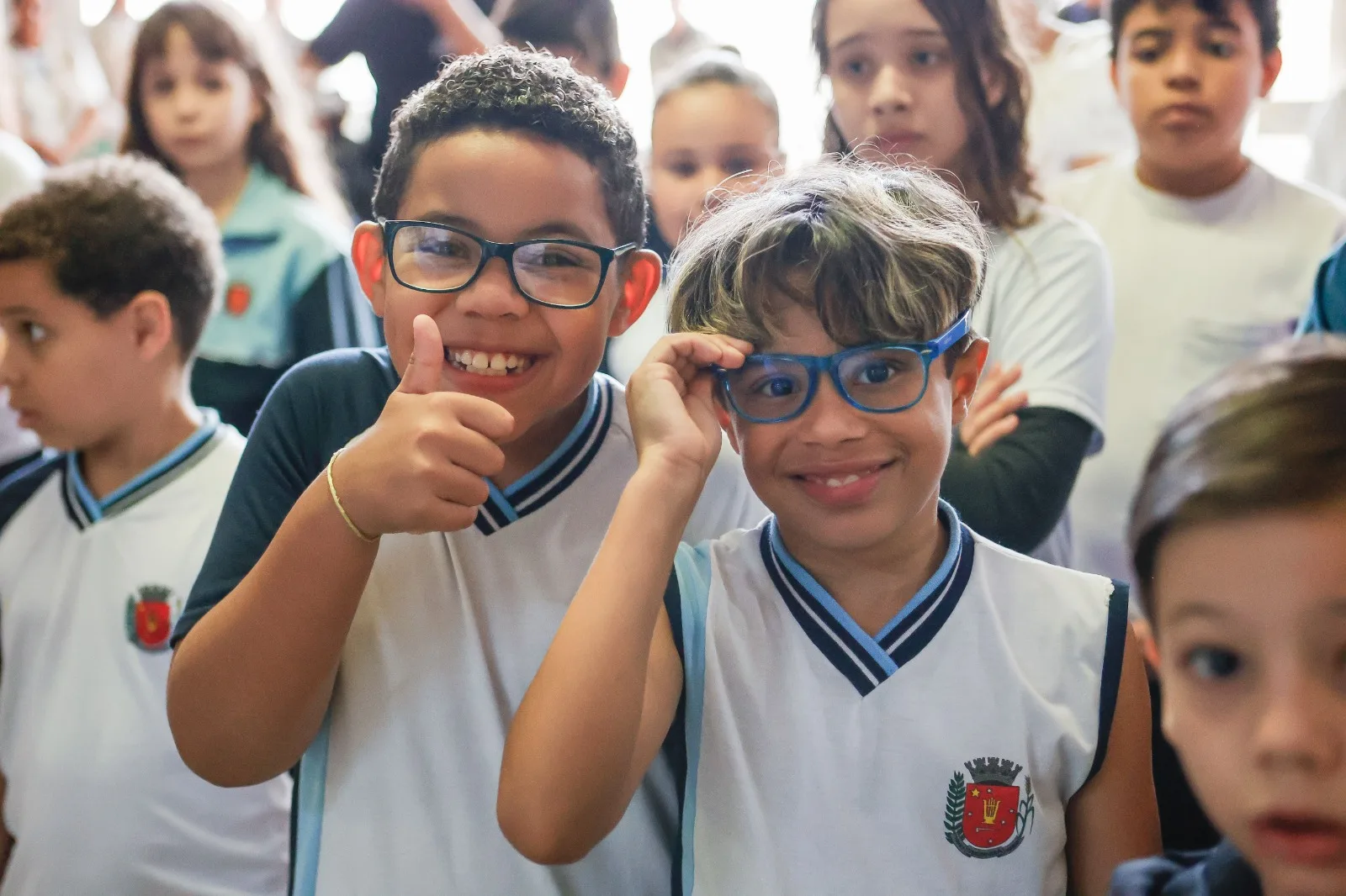 Programa Olhando para o Futuro entrega 1.456 óculos a alunos de Maringá