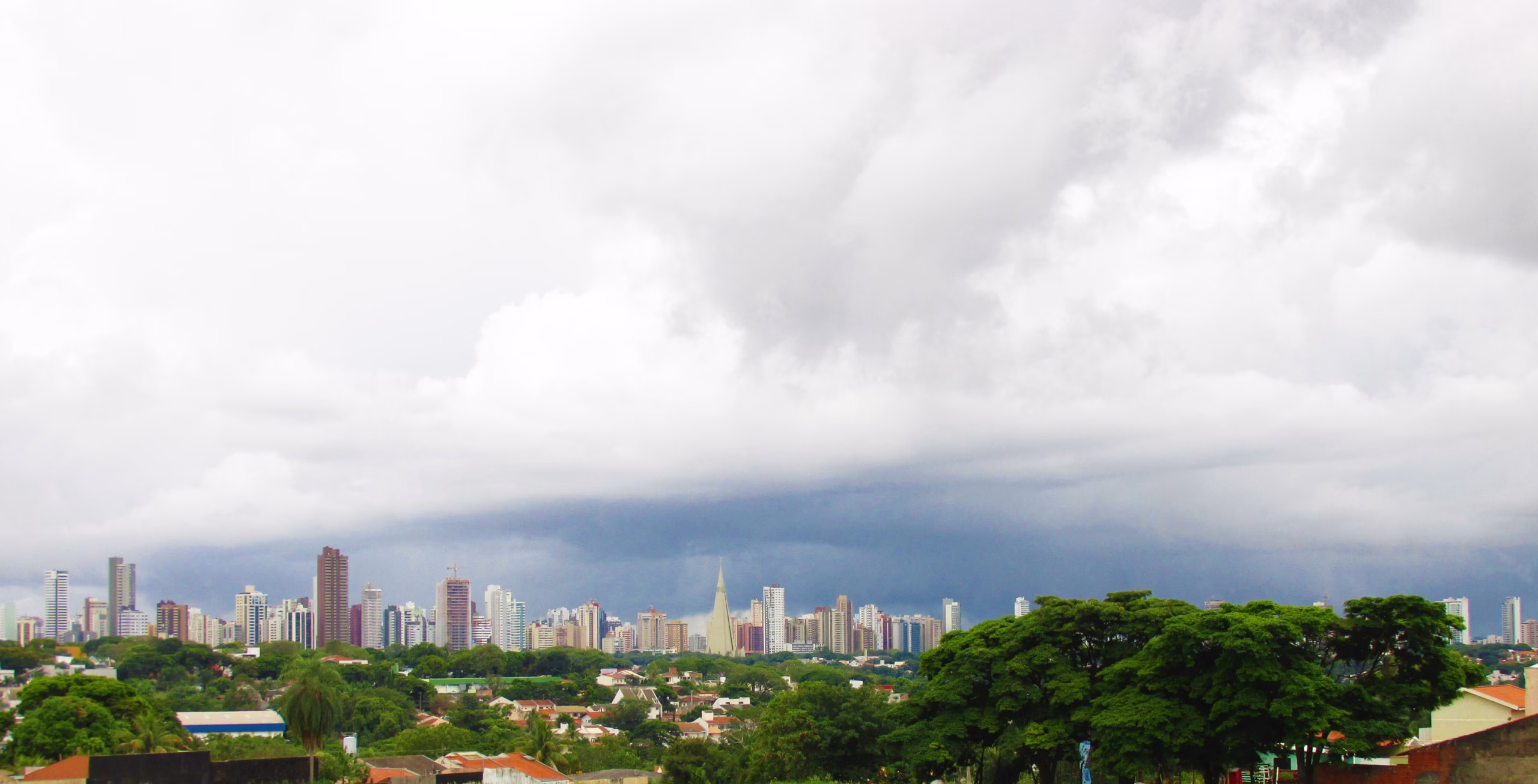 Sábado em Maringá: céu nublado e precipitações esperadas; confira detalhes