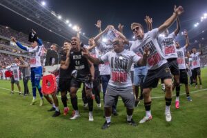 Santa Cruz retorna à Série B após uma década com empate diante de 45 mil torcedores